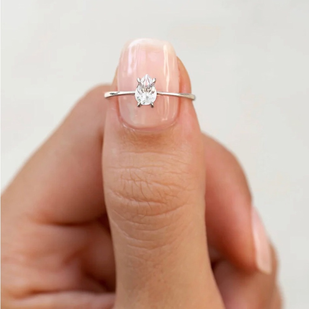 Linjer Pear Shaped Martine Ring